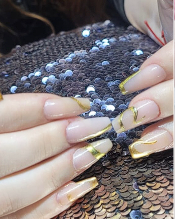 Nail Design com detalhes dourados realizado no Studio Purccino