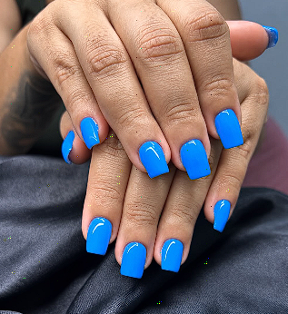 Alongamento de unhas com esmalte azul feito no Studio Purccino